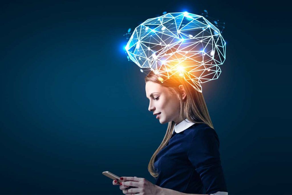 donna usa smartphone e cervello virtuale