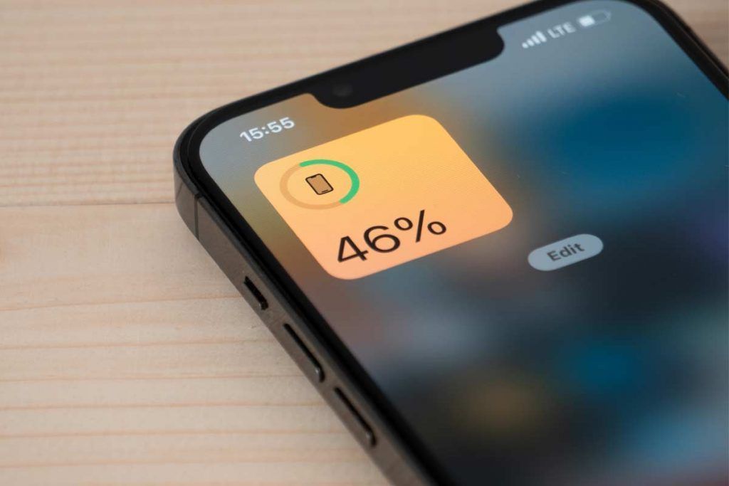 iPhone con stima batteria residua sulla schermata di blocco