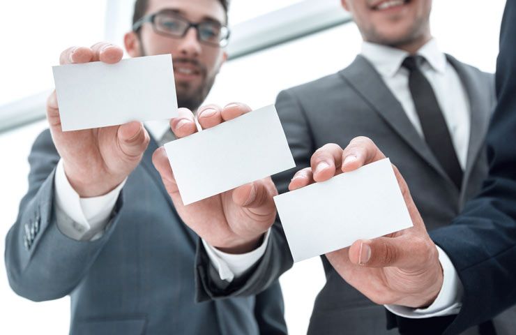 lavoratori con cartellino in mano