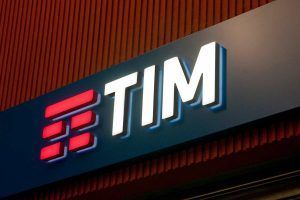 logo TIM in negozio