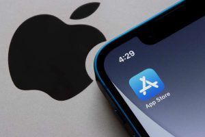 logo apple e icona app store su iPhone