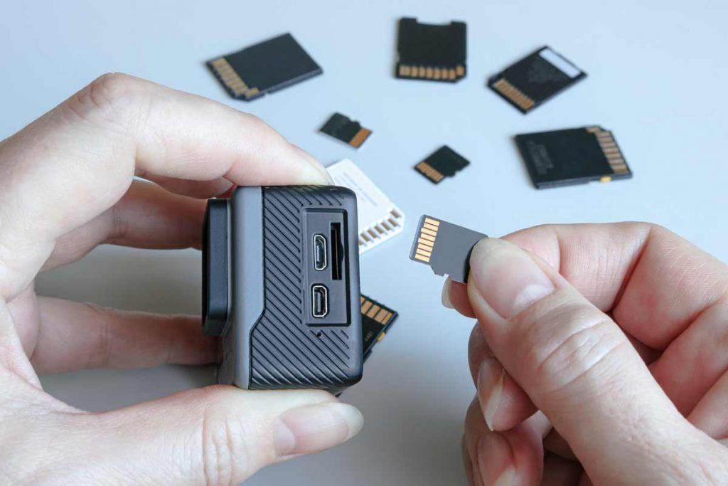 scheda di memoria microSD mentre viene inserita in dispositivo mobile