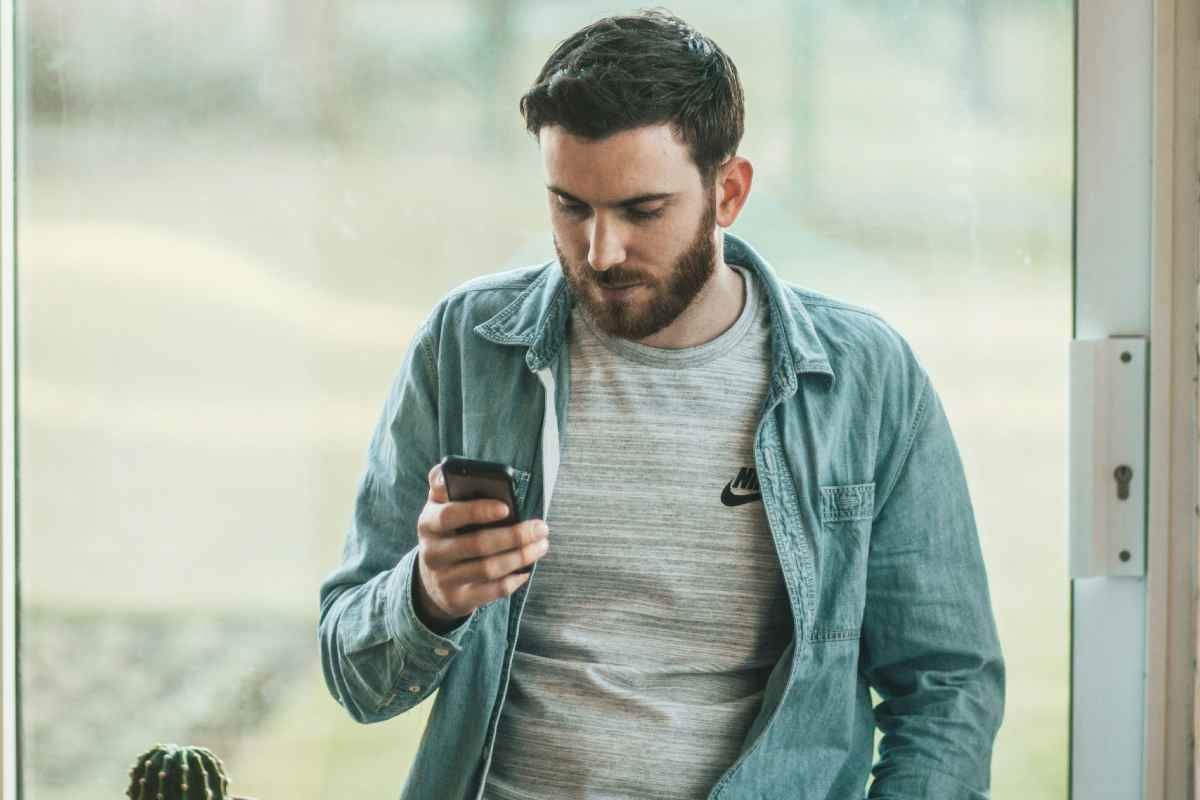 ragazzo con smartphone