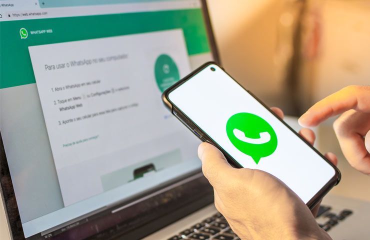 smartphone che prova a collegarsi a WhatsApp Web