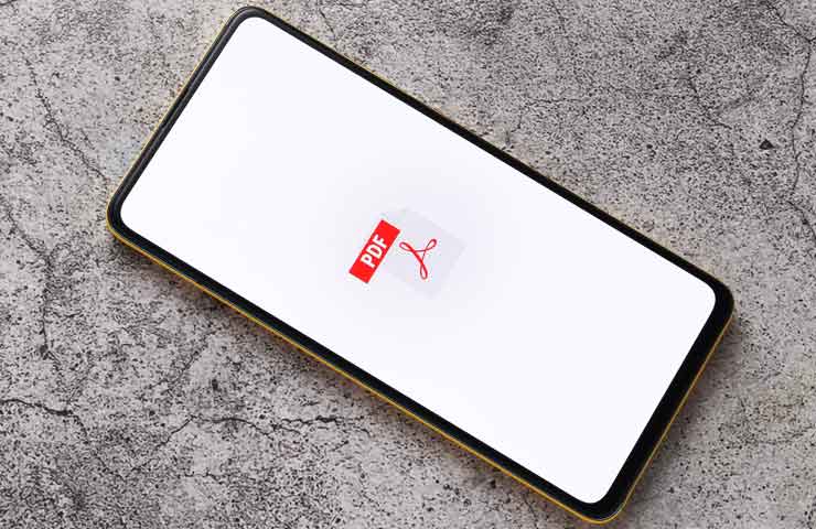 smartphone con logo pdf sullo schermo