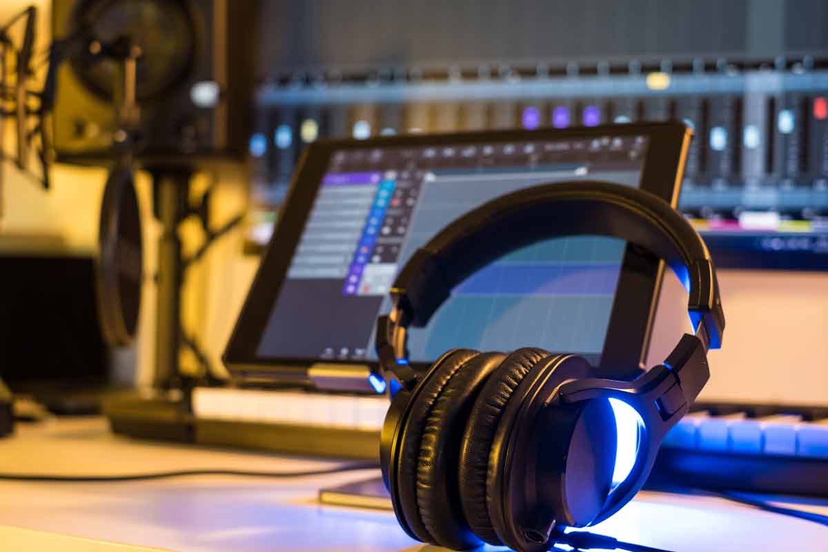 studio di registrazione audio con tablet e computer