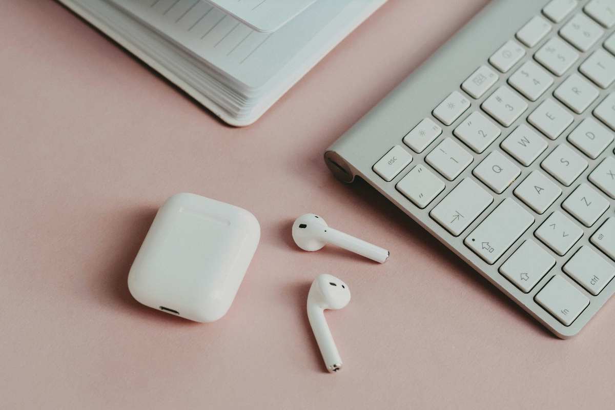 AirPods e tastiera Apple