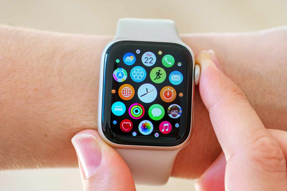 braccio con al polso Apple Watch