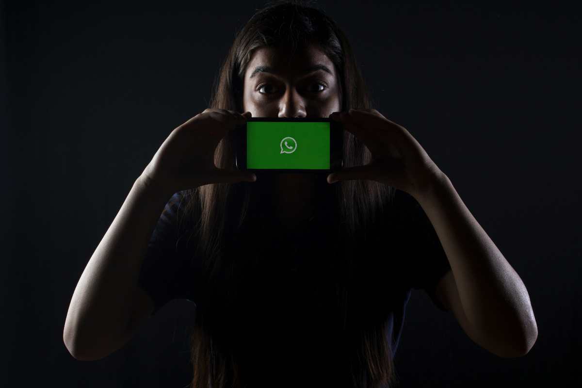 Donna con WhatsApp su smartphone