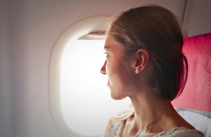 Donna in aereo che guarda fuori Donna in aereo che guarda fuori