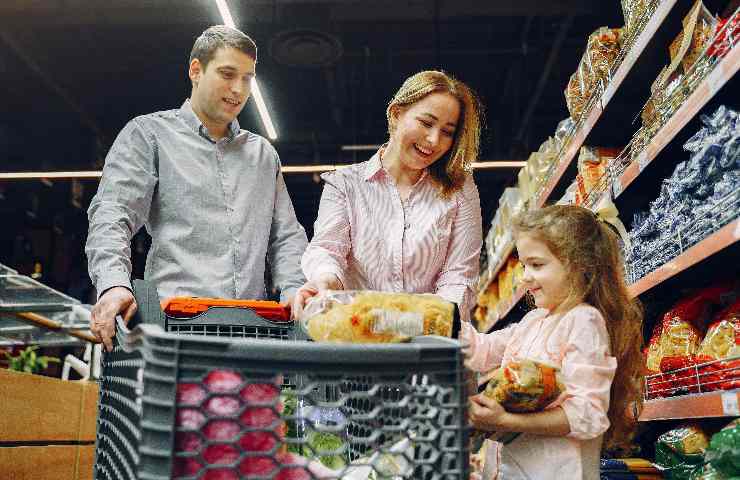 Famiglia al supermercato