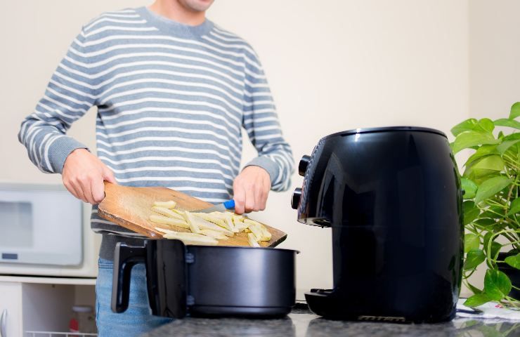 Consuma più il forno o la friggitrice ad aria? Come risparmiare in bolletta