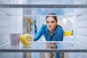 Frigo vuoto e pochi ingredienti? Con questo trucco mangi lo stesso senza spendere soldi