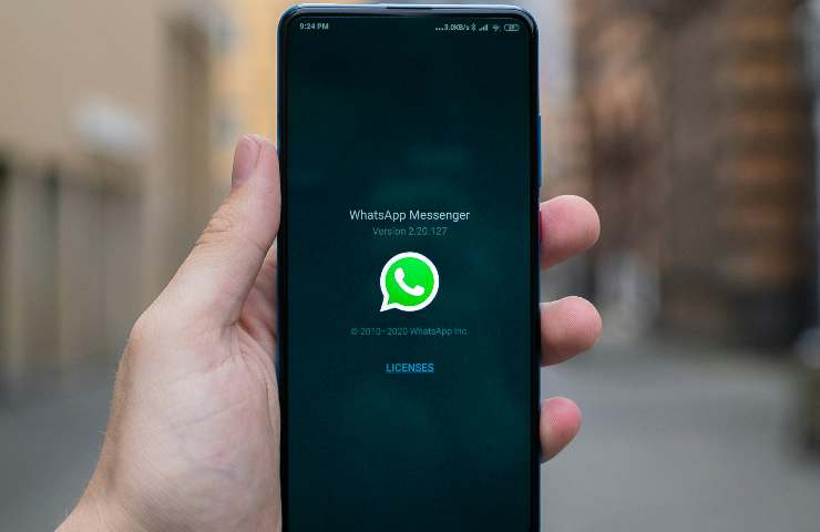 Icona di WhatsApp su sfondo nero