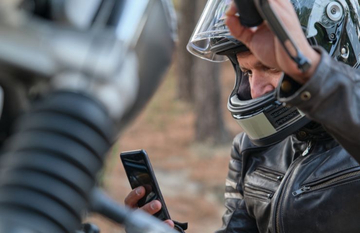 Motociclista e smartphone