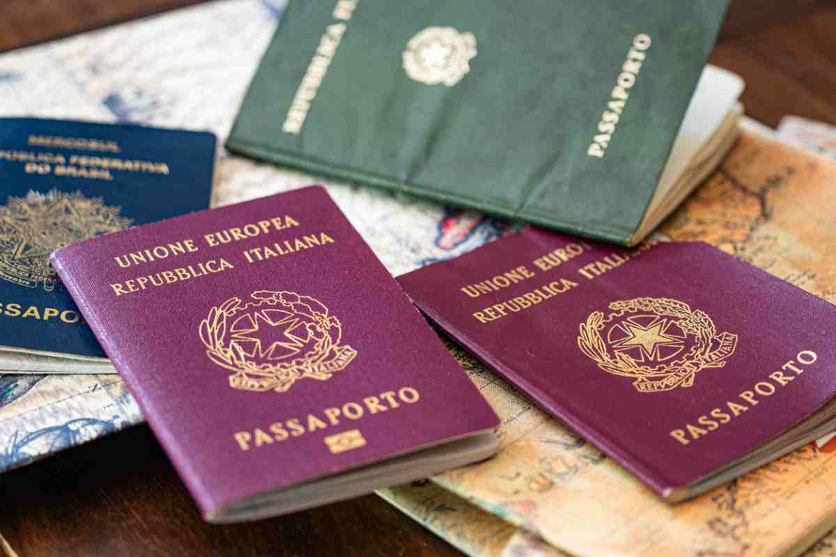 Passaporto, sapete perché è di colore rosso? C'è un motivo