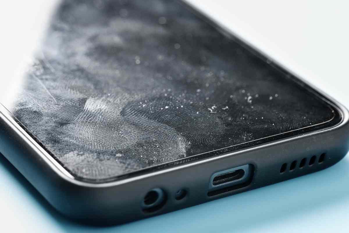 Come togliere la polvere dallo smartphone: il metodo infallibile