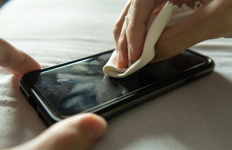 Come togliere la polvere dallo smartphone: il metodo infallibile