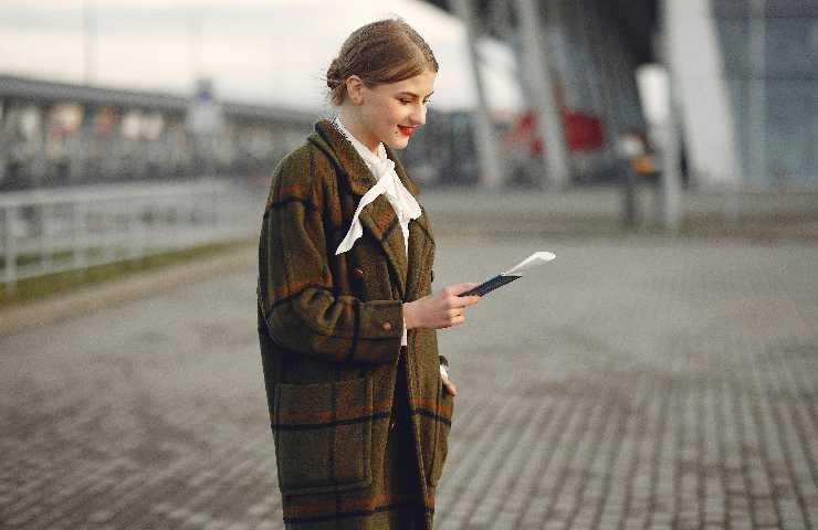 Ragazza con biglietto del treno