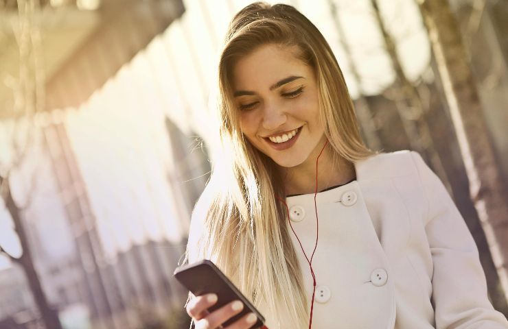 Ragazza con smartphone