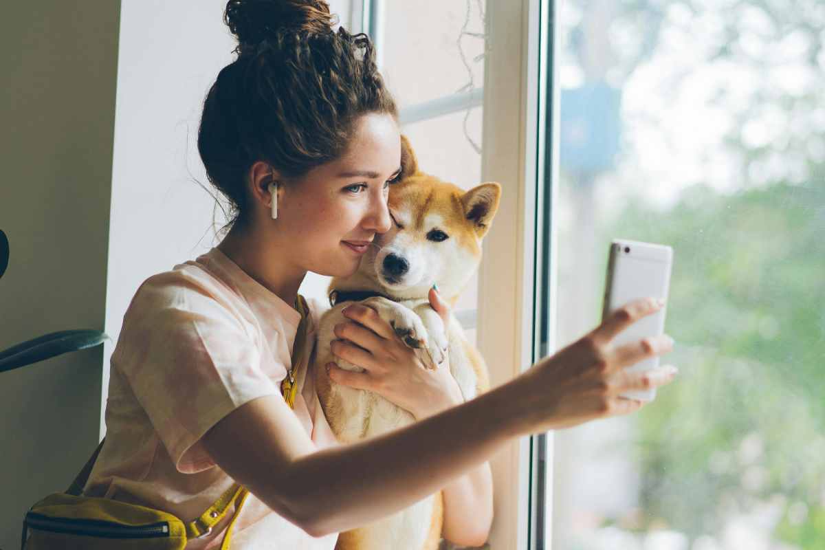 Ragazza scatta selfie con cane Ragazza scatta selfie con cane