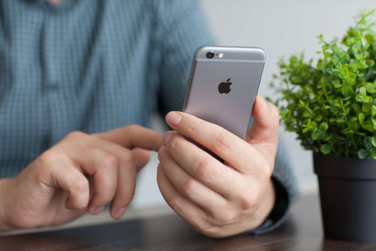 Come sistemare la schermata home dell'iPhone: il trucco che in pochi conoscono