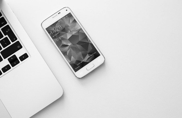 Schermo smartphone in bianco e nero: perché conviene