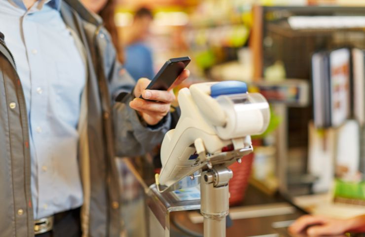 Smartphone alla cassa del supermercato
