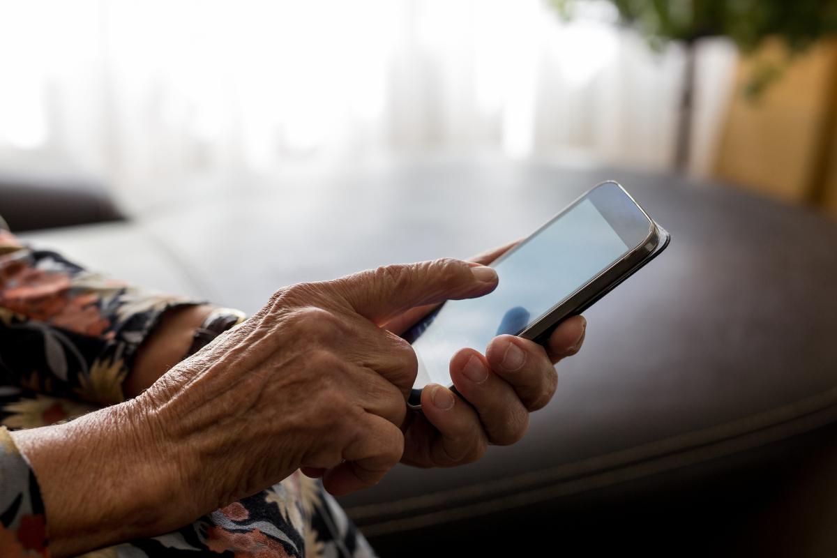 Cellulari per anziani: costano poco e salvano vite. Ecco dove comprarli