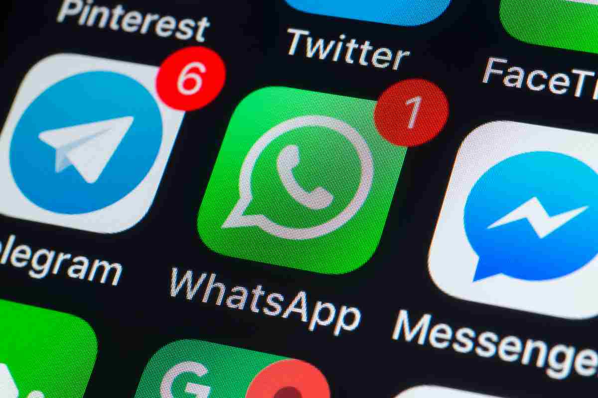 Apple rimuove WhatsApp e Telegram da App Store: cosa sta succedendo