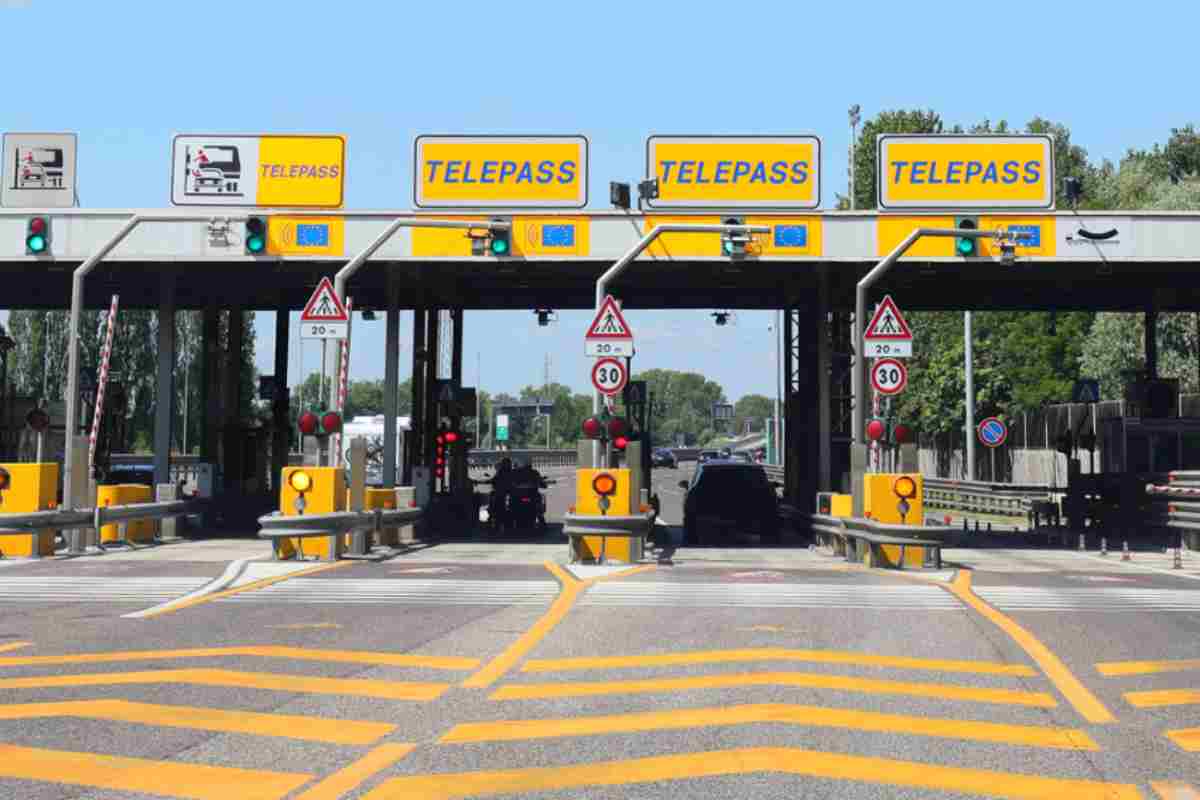 Telepass che suona tre volte, attenzione: ecco cosa significa e cosa fare