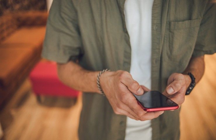 Come togliere lo sfondo nero dal cellulare in pochi passaggi