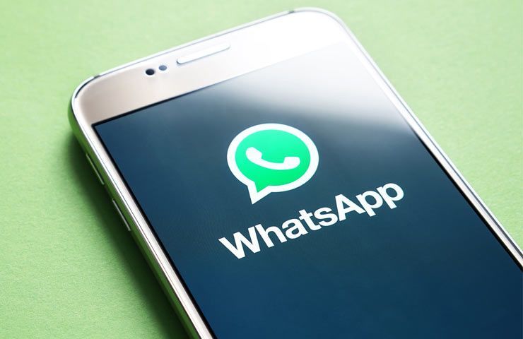logo WhatsApp su schermo smartphone