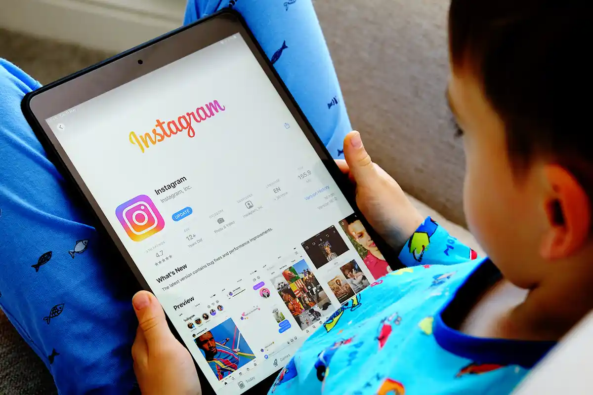 bambino usa Instagram sul tablet
