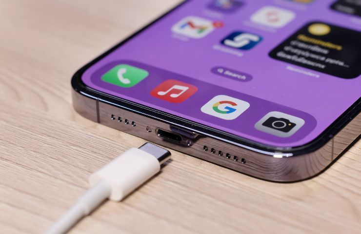 Caricare il cellulare di notte rovina la batteria? Scopriamo la verità