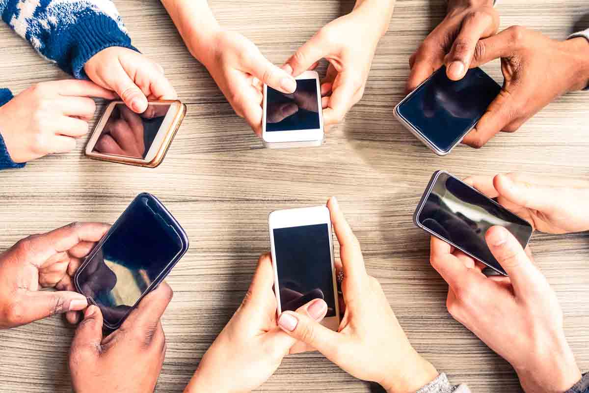 gruppo di persone con smartphone in mano