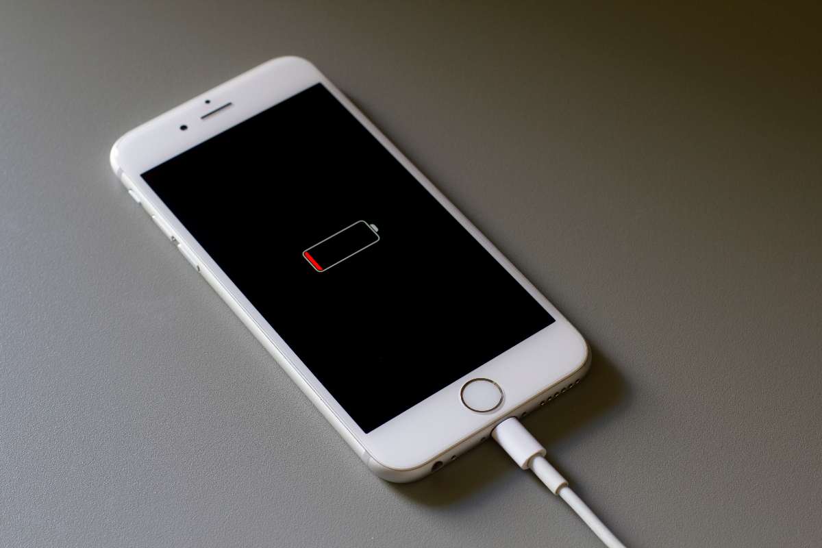 La batteria dell'iPhone si scarica subito: il trucco che la fa durare il doppio