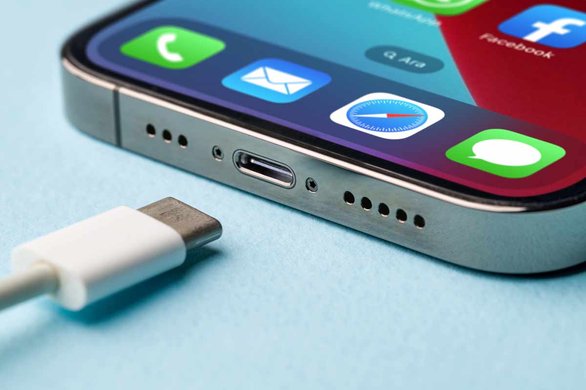 iPhone mentre viene messo in carica della batteria