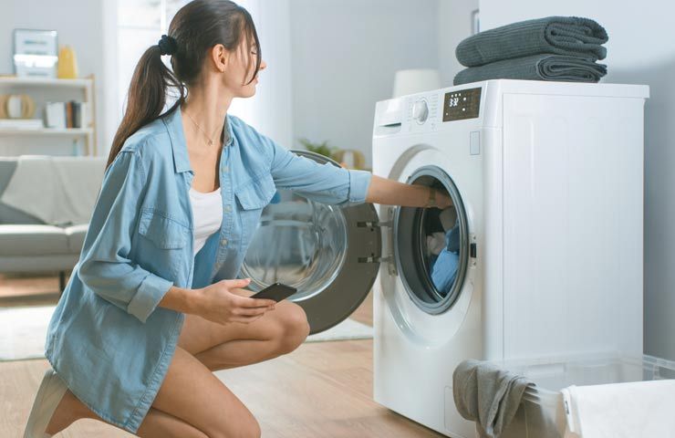 donna mentre usa la lavasciuga
