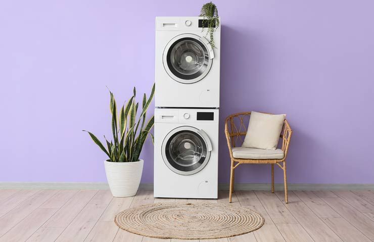 lavatrice e asciugatrice posizionate vicine verticalmente