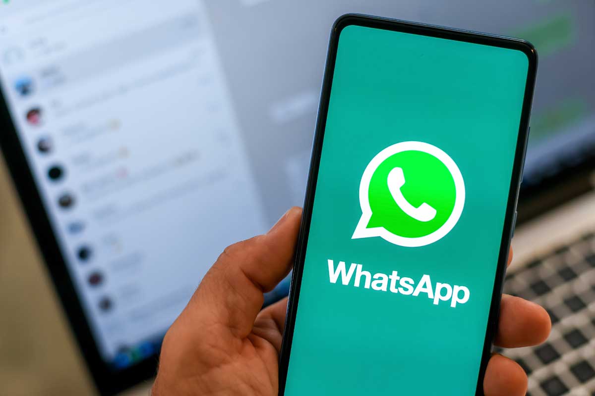 logo avvio app WhatsApp su schermo smartphone Android