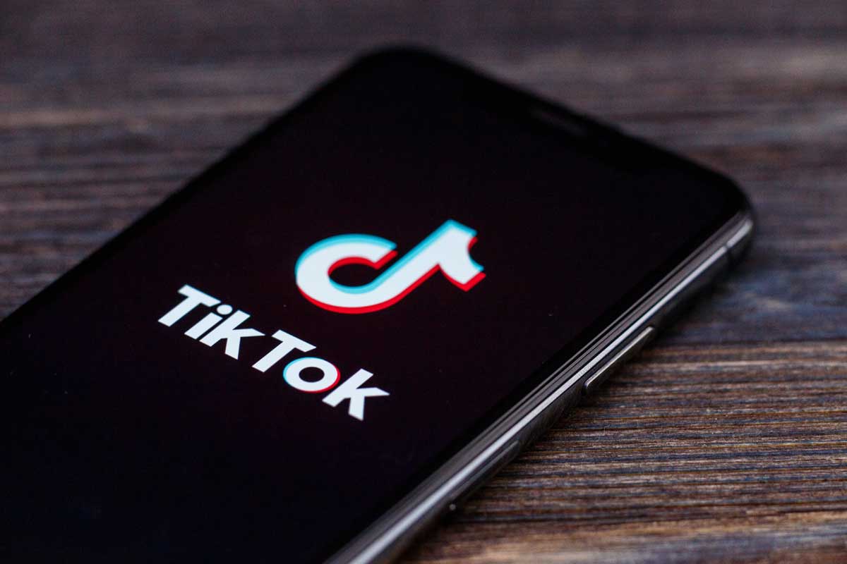 logo tiktok su schermo smartphone