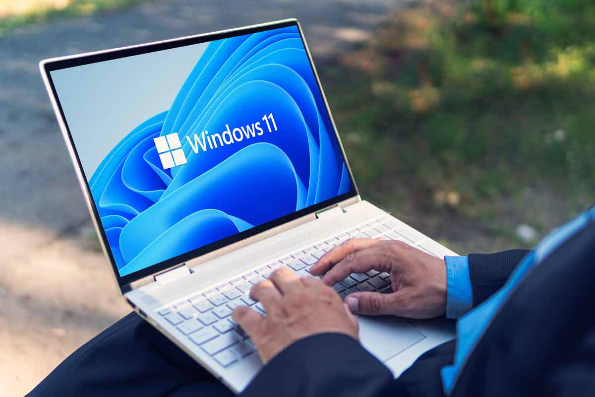 persona scrive al computer Windows 11