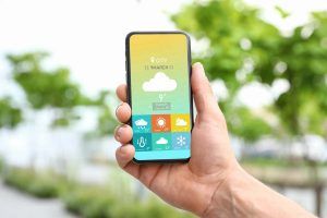 persona usa smartphone con app per meteo che misura anche umidità
