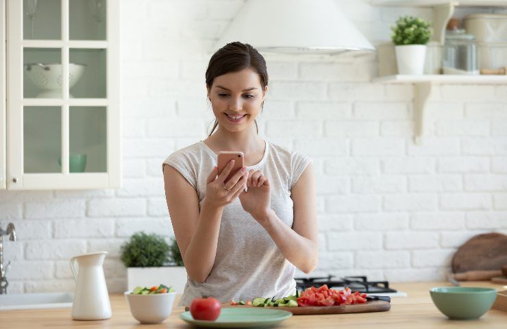 Frigo vuoto e pochi ingredienti? Con questo trucco mangi lo stesso senza spendere soldi