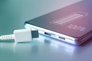 smartphone carico al cento per cento - consigli risparmiare batteria