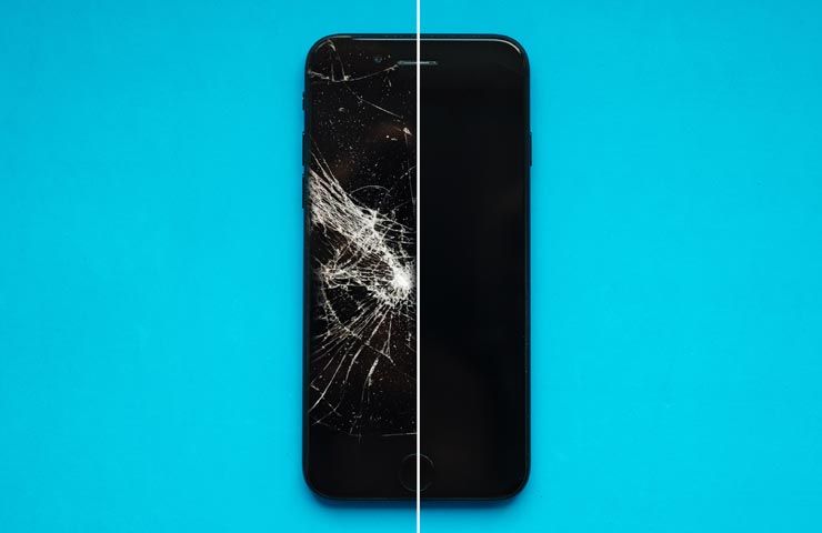 smartphone con schermo mezzo rotto e rimesso a nuovo