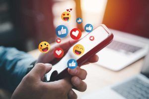 smartphone usato sui social