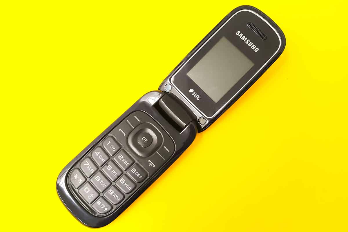 telefono cellulare Samsung flip con tastiera fisica e T9