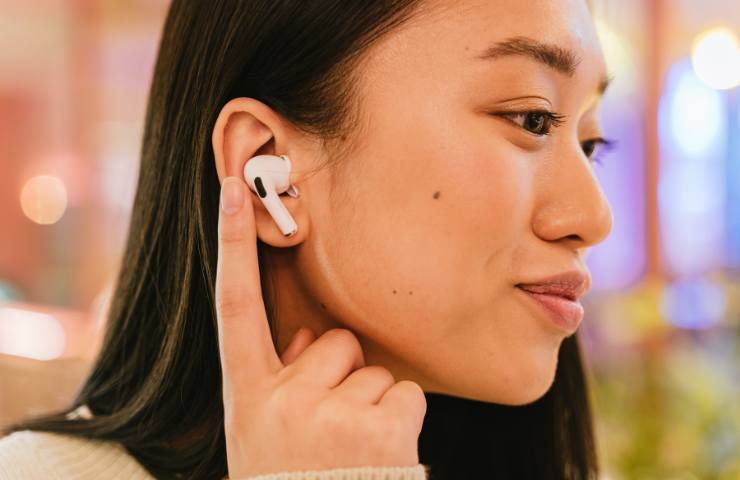 AirPods Apple ascoltare conversazioni